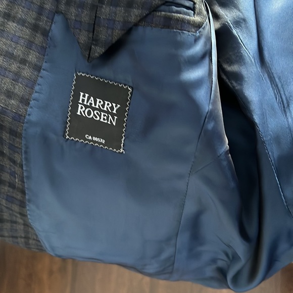 Harry Rosen suit brand new condition worn a few times Fits large - Picture 4 of 4